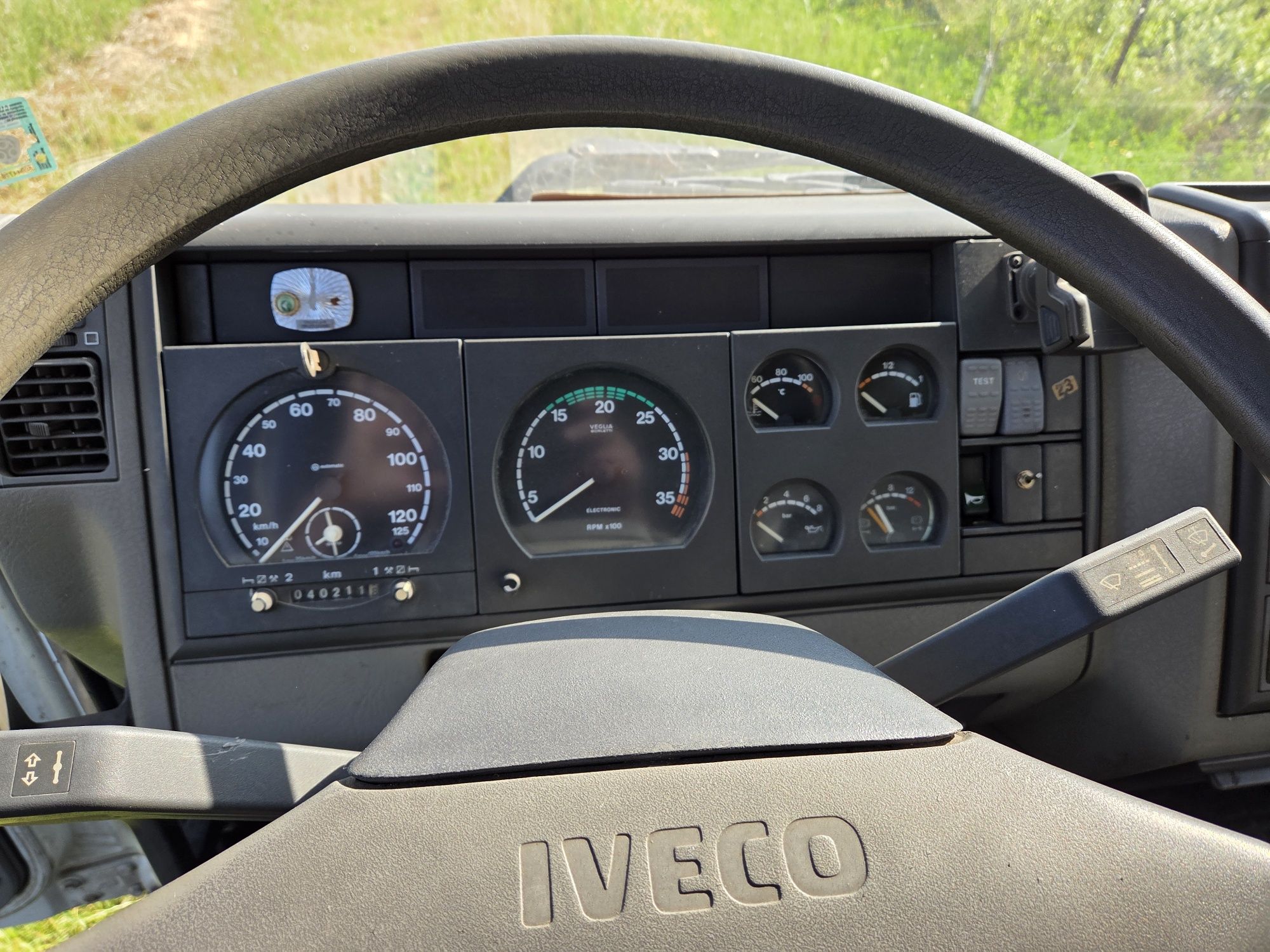 Camion apicol iveco omologat,echipat cu 80 cutii