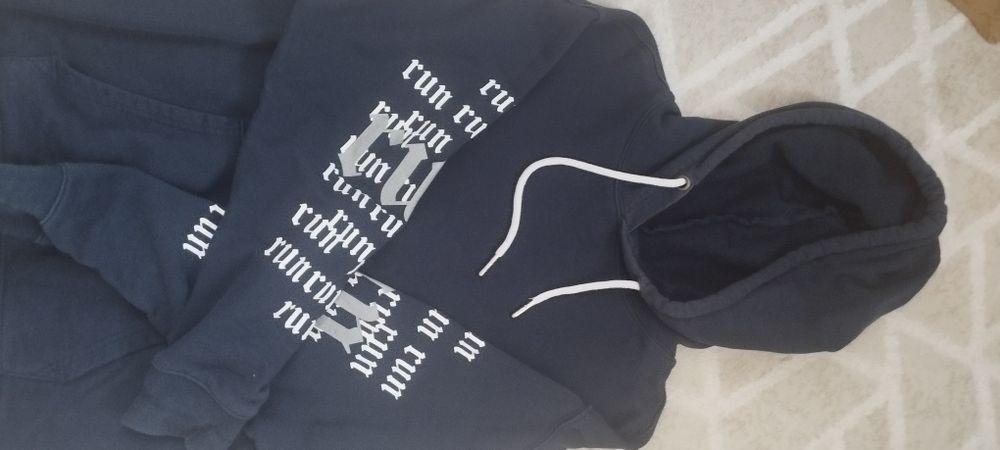 черная худи с принтом на рукавах