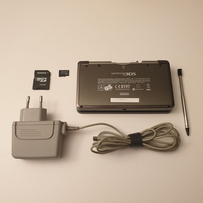 Nintendo 3DS Cosmo Black 32Gb modat cu alimentator și stylus pen