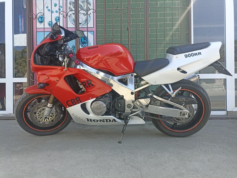 Honda cbr 900rr. Tezlik 300km/s. Ayibi umuman yoʻq.