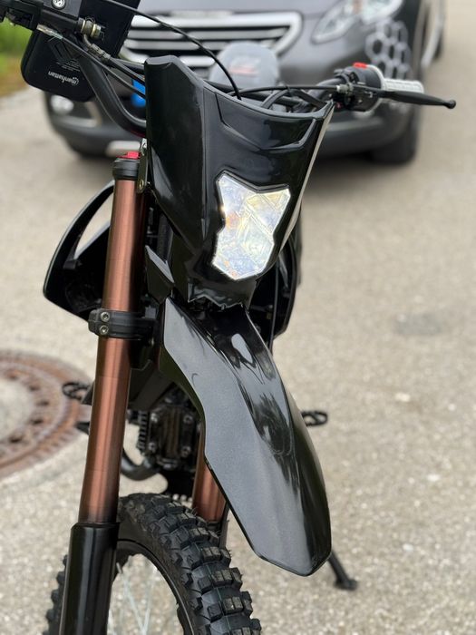 Vand cross 125 cc precizez ca motorul este in germania