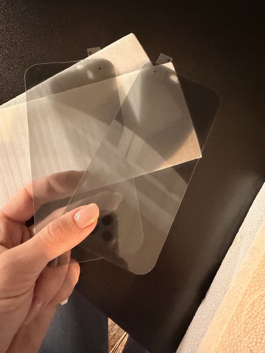 Два броя чисто нови screen privacy протектори за Iphone 15 Pro