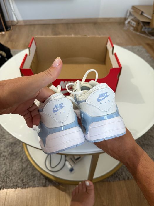 Vand adidasi Nike 100% originali 37,5