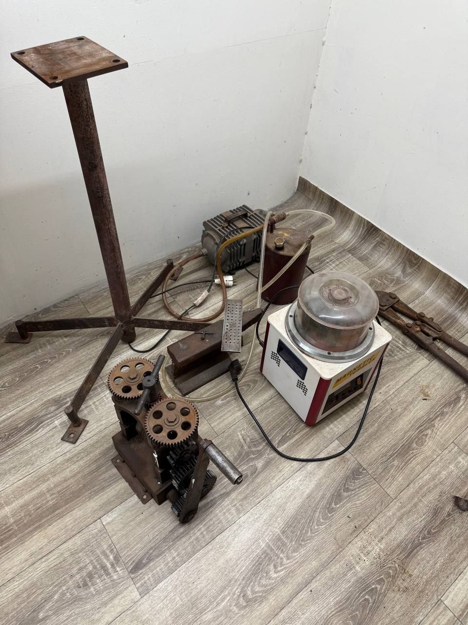 Тайор уста хона
Палирофка 
Фередом
Галтофка 
Мойка
Валс ва бошка анжом