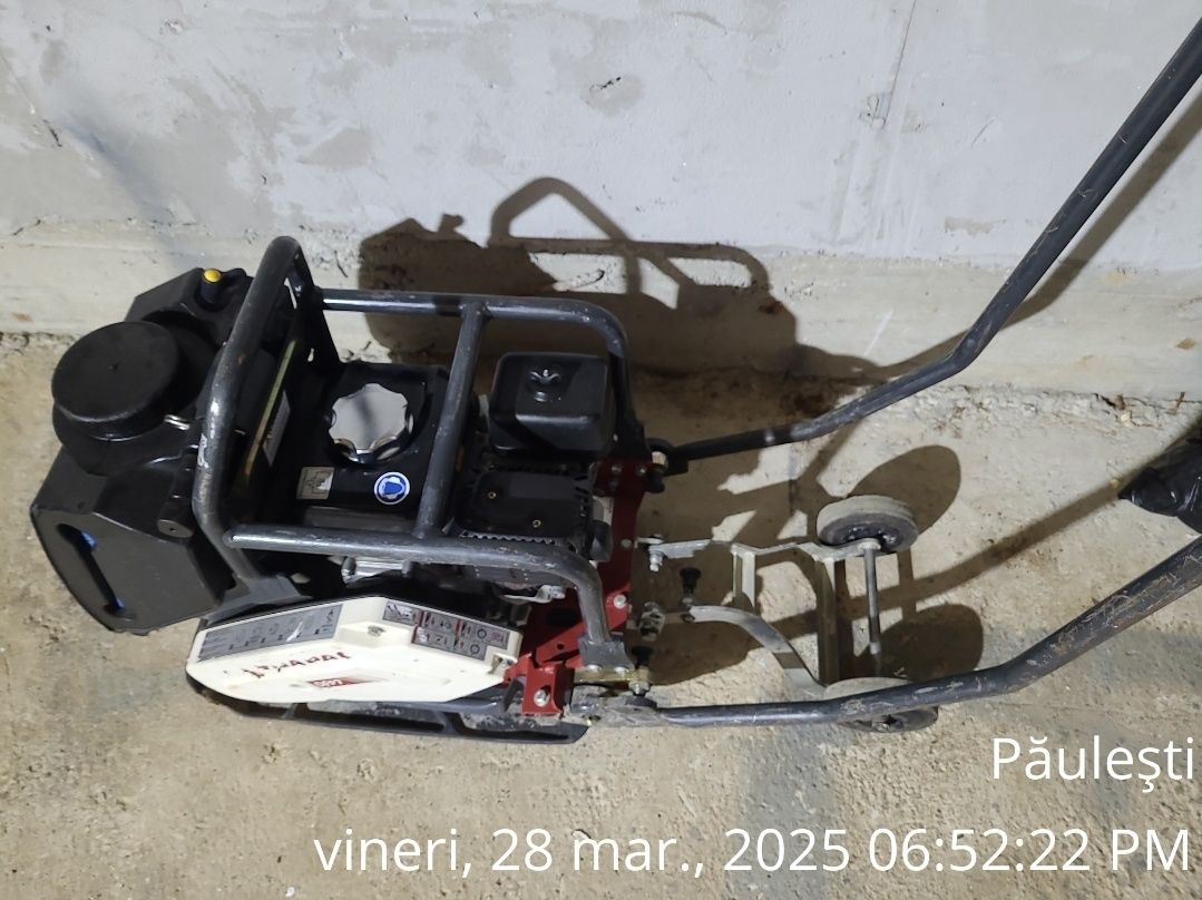 De închiriat popi metalici și placă compactoare Dynapac 75kg
