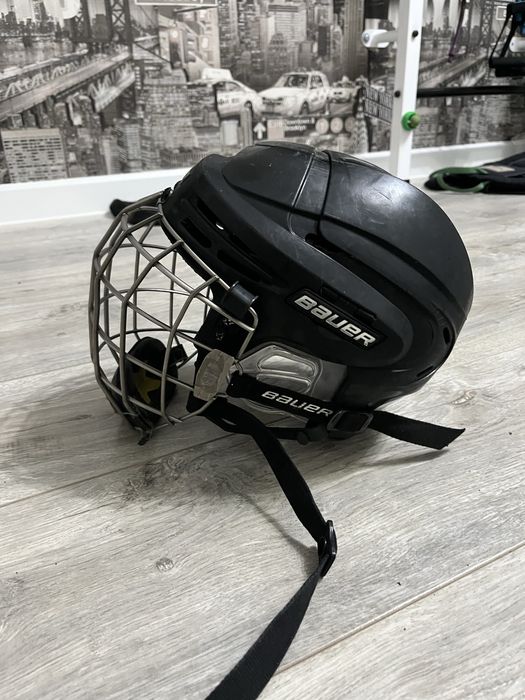 Продам хоккейный шлем почти новый