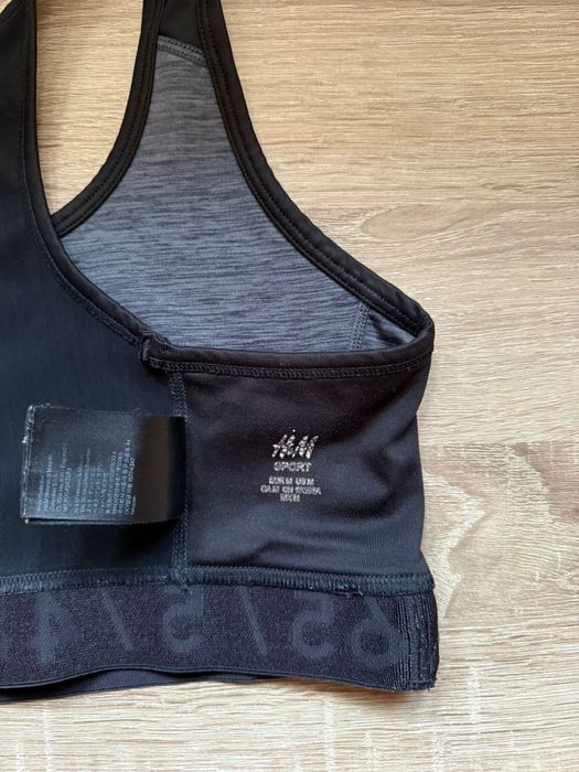 Bustiera neagra sport H&M perfecta pentru sala