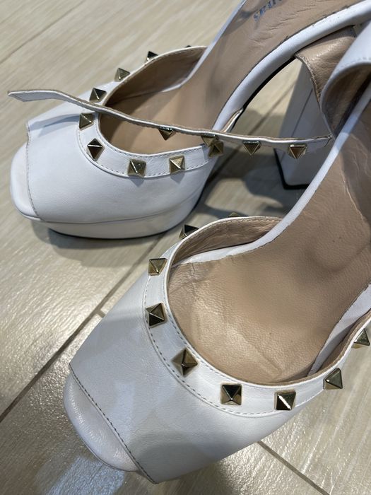 Белые туфли на высоком каблуке