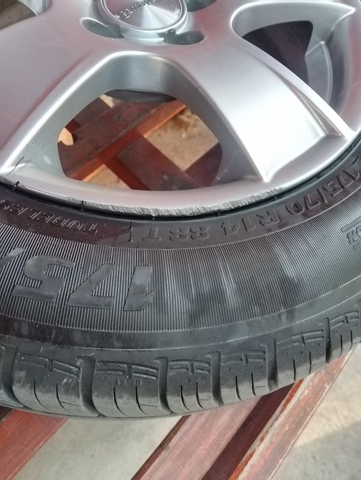 Продавам летни гуми с лети джанти