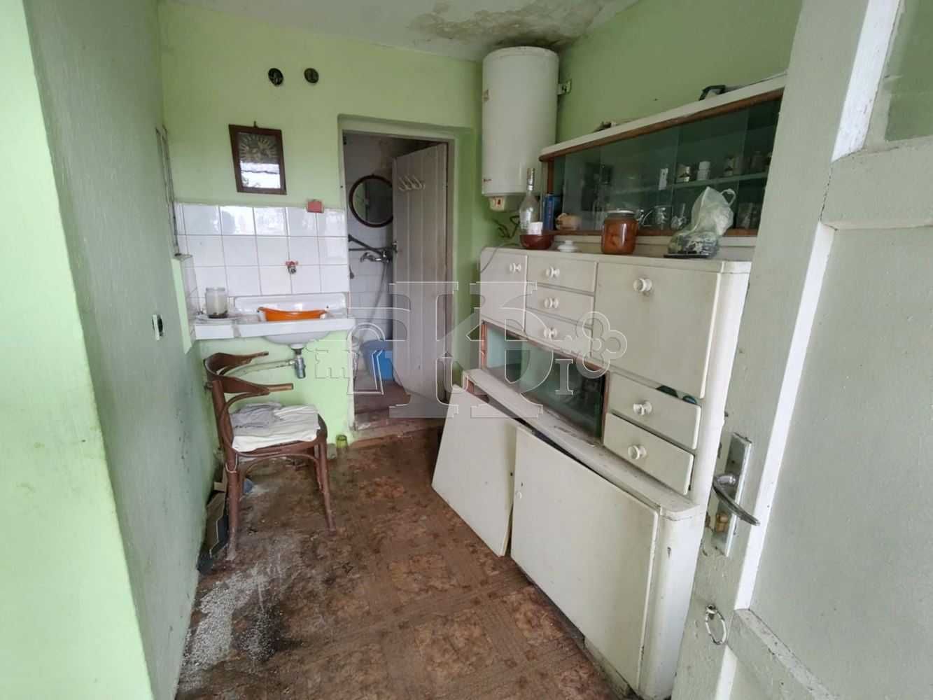 с. Бдинци, обл. Добрич, къща с голям двор, ток, вода, 34000лева.
