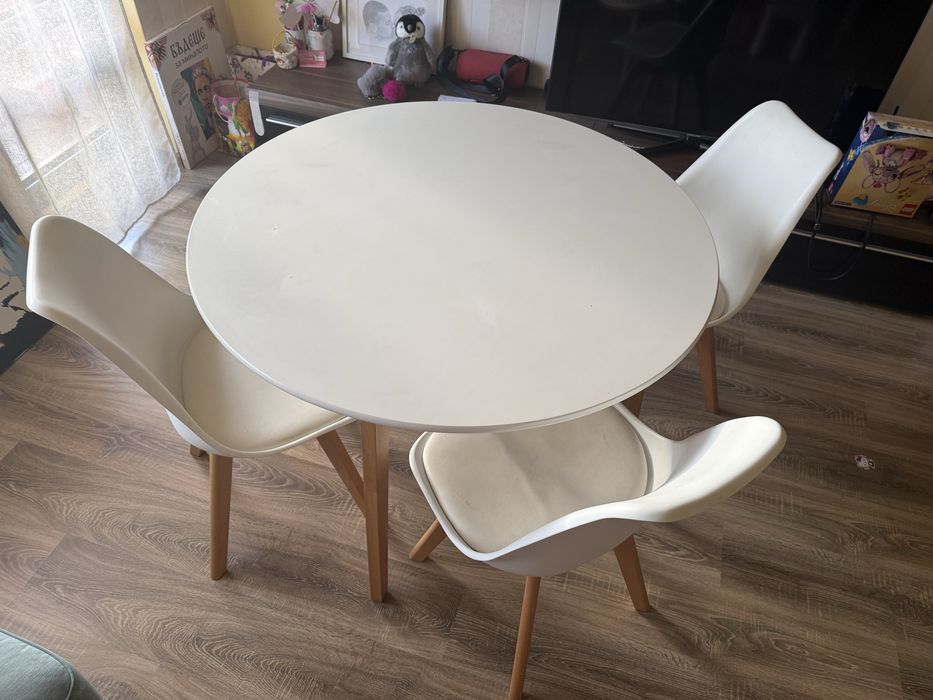 Продавам маса с три стола