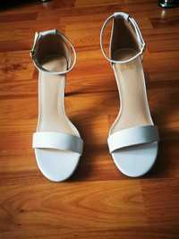 Sandale albe elegante si noi