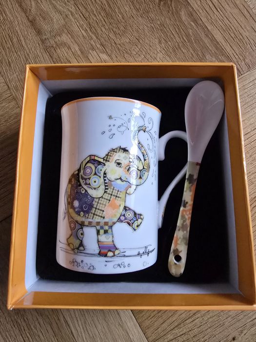 Чисто нова чаша с лъжичка към нея