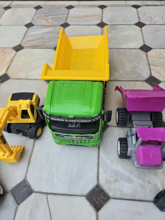 Машинки для мальчика. Хаммаси холати яхши..