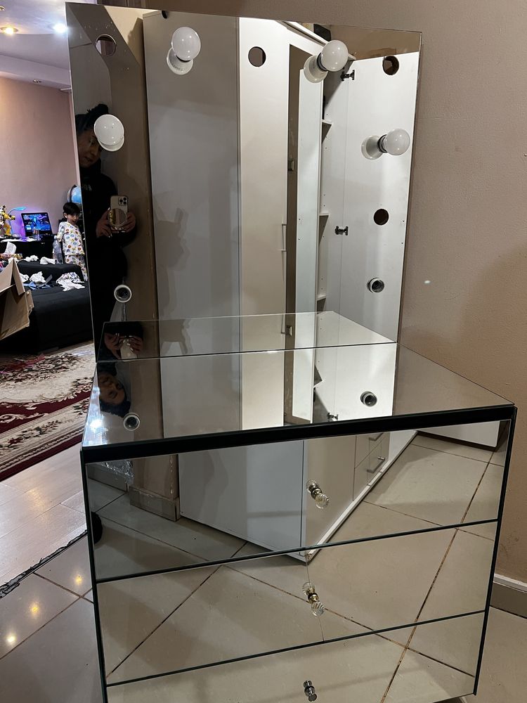 Masa make up machiaj cu lumini si oglinda
