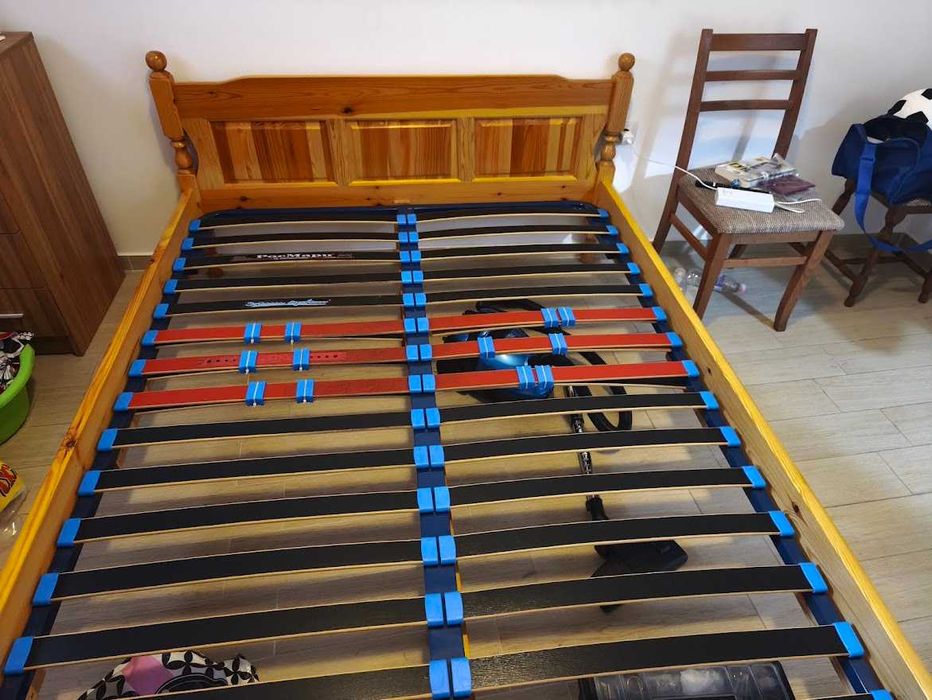 Дървено легло с подматрачна рамка