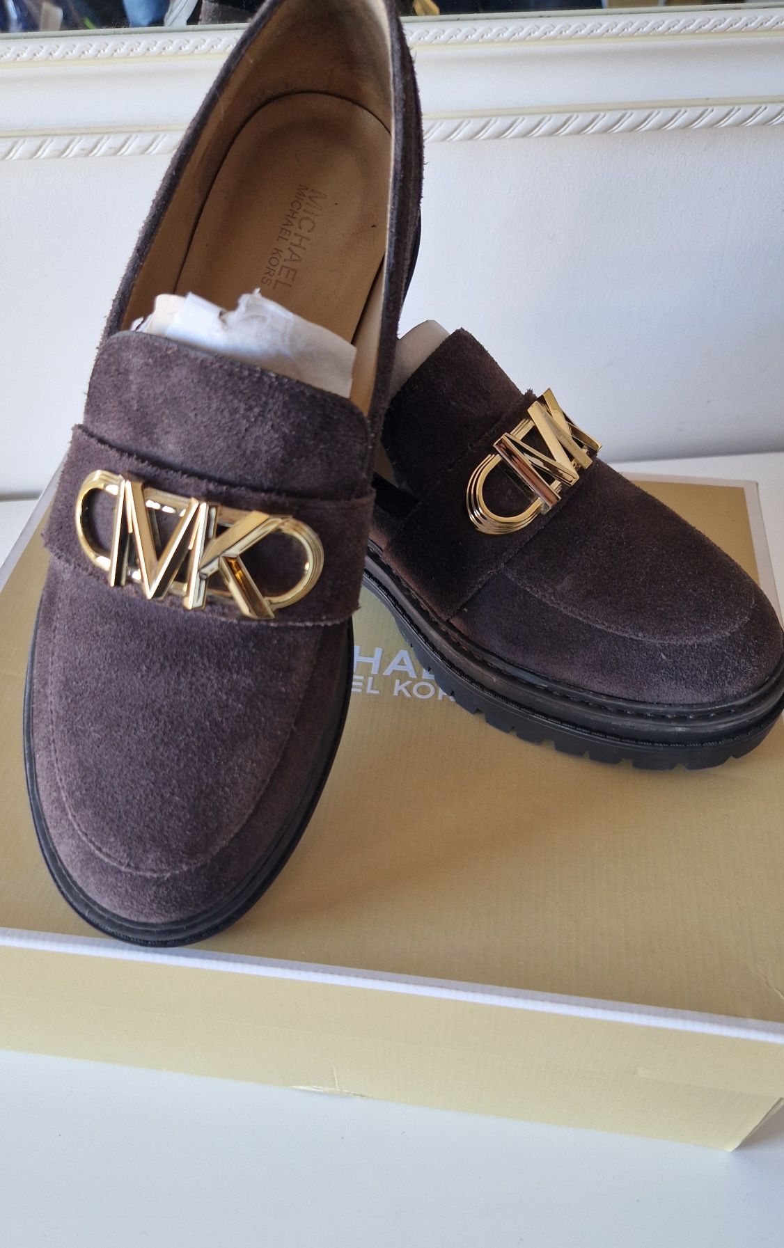 Велурени обувки Michael Kors в кафяво