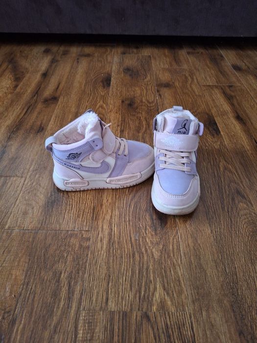 Продаются детские кроссовки на меху, в отличном состоянии