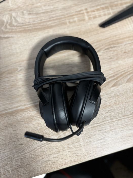 Vand doua perechi de casti, una razer si una steelseries