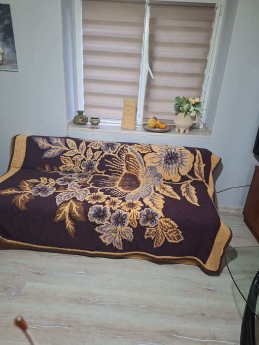 Вълнени одеяла, с две лица . Подходящи за ъглови дивани и спалня .