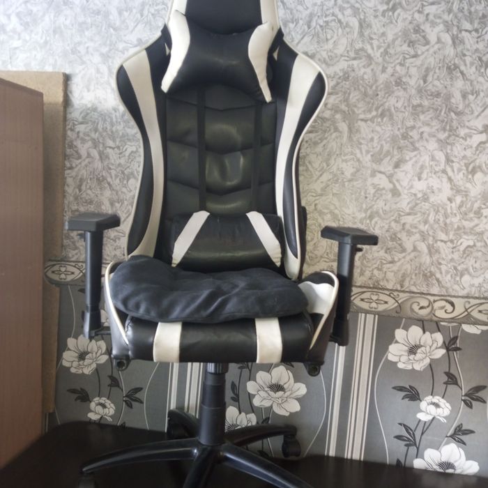 Компьютерный стол и кресло