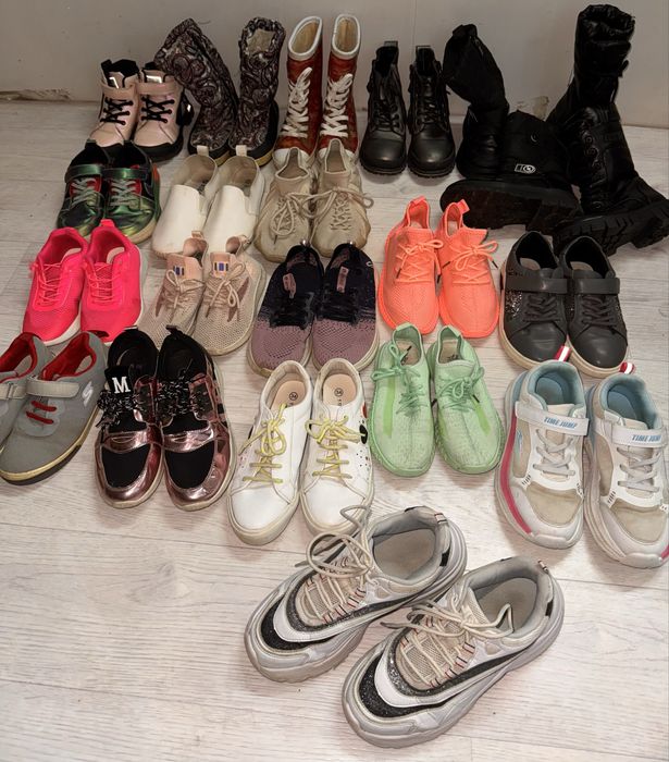 Двадцать  пар обуви на девочку
