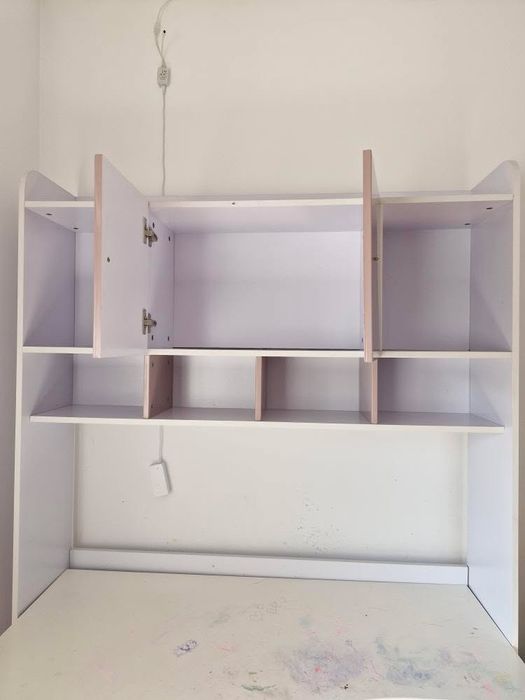 Birou cu rafturi incorporate