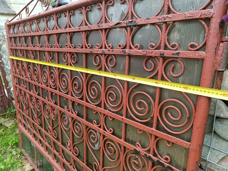 Poartă și portiță intrare curte.