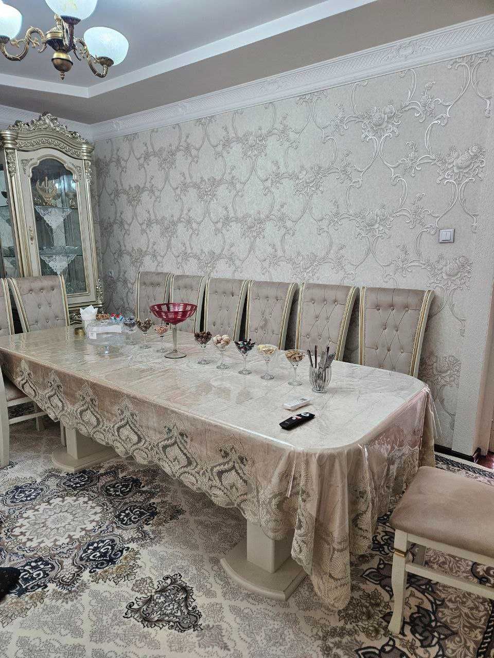 Стол и стулья для 12 персон