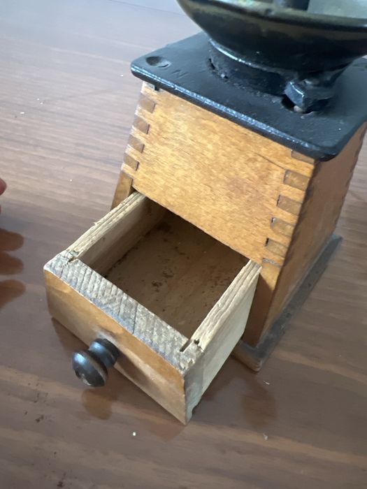 Rasnita vintage din lemn  si fier