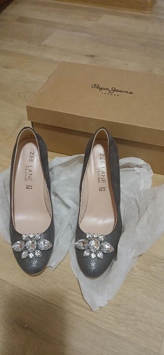 Pantofi de piele noi