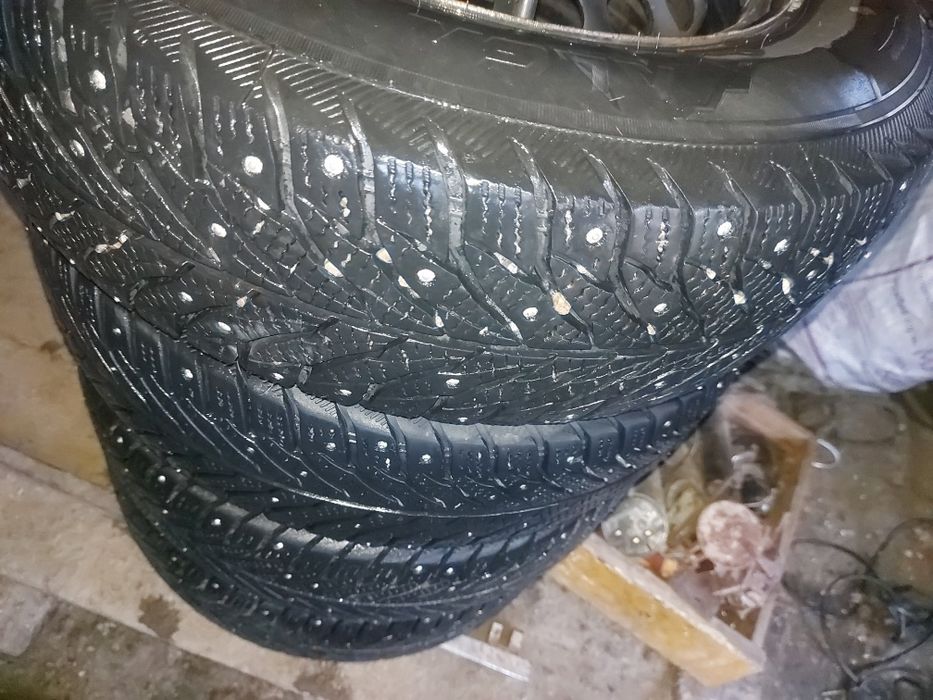Продам комплект шины с дисками проездил 1 сезон
