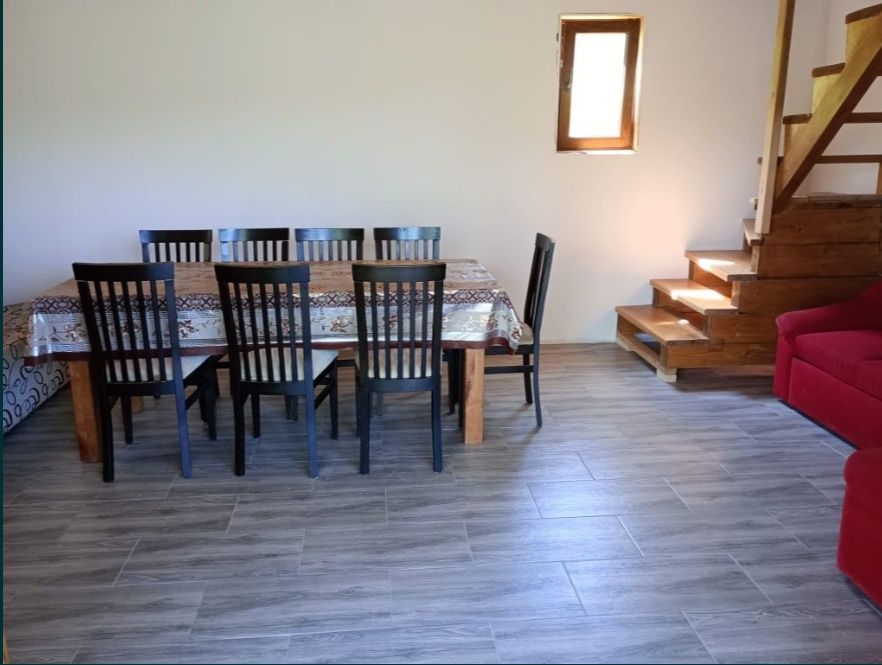 Închiriez cabana cu ciubăr la munte Cabana de închiriat cu piscina