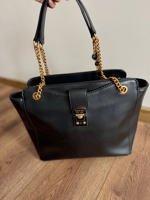 Чанта черна Guess