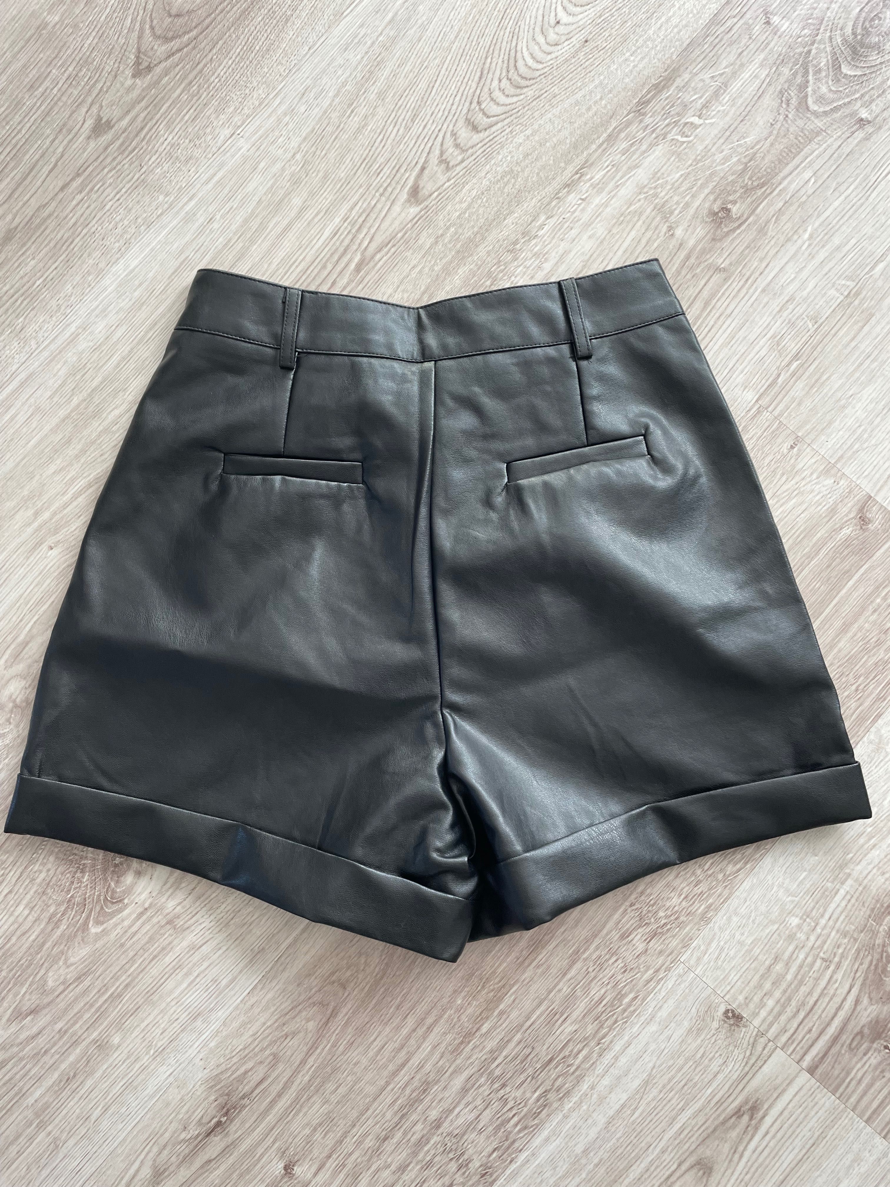 Къси кожени панталони в черен цвят