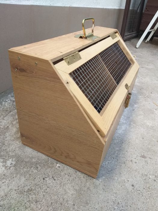 Vând cuști de transport și voliere pentru papagali