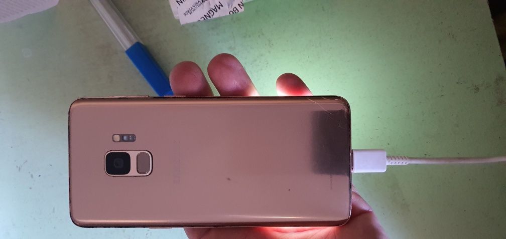 Samsung s9 64g  zapchasga bekor yotipti ekrani ketkan