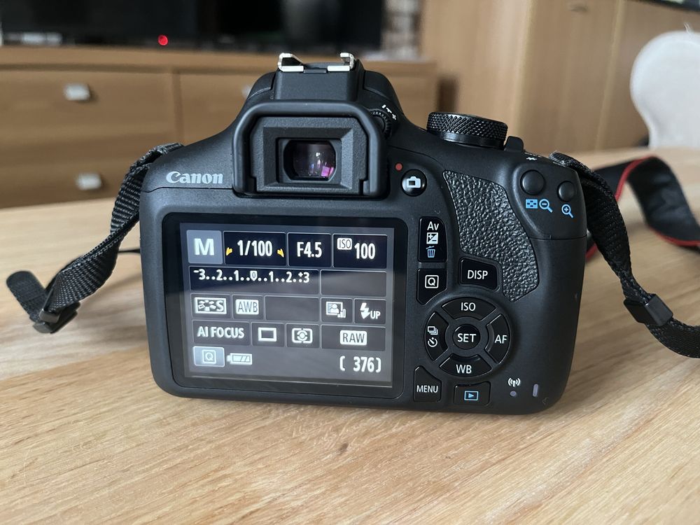 Фотоапарат Canon EOS 2000D