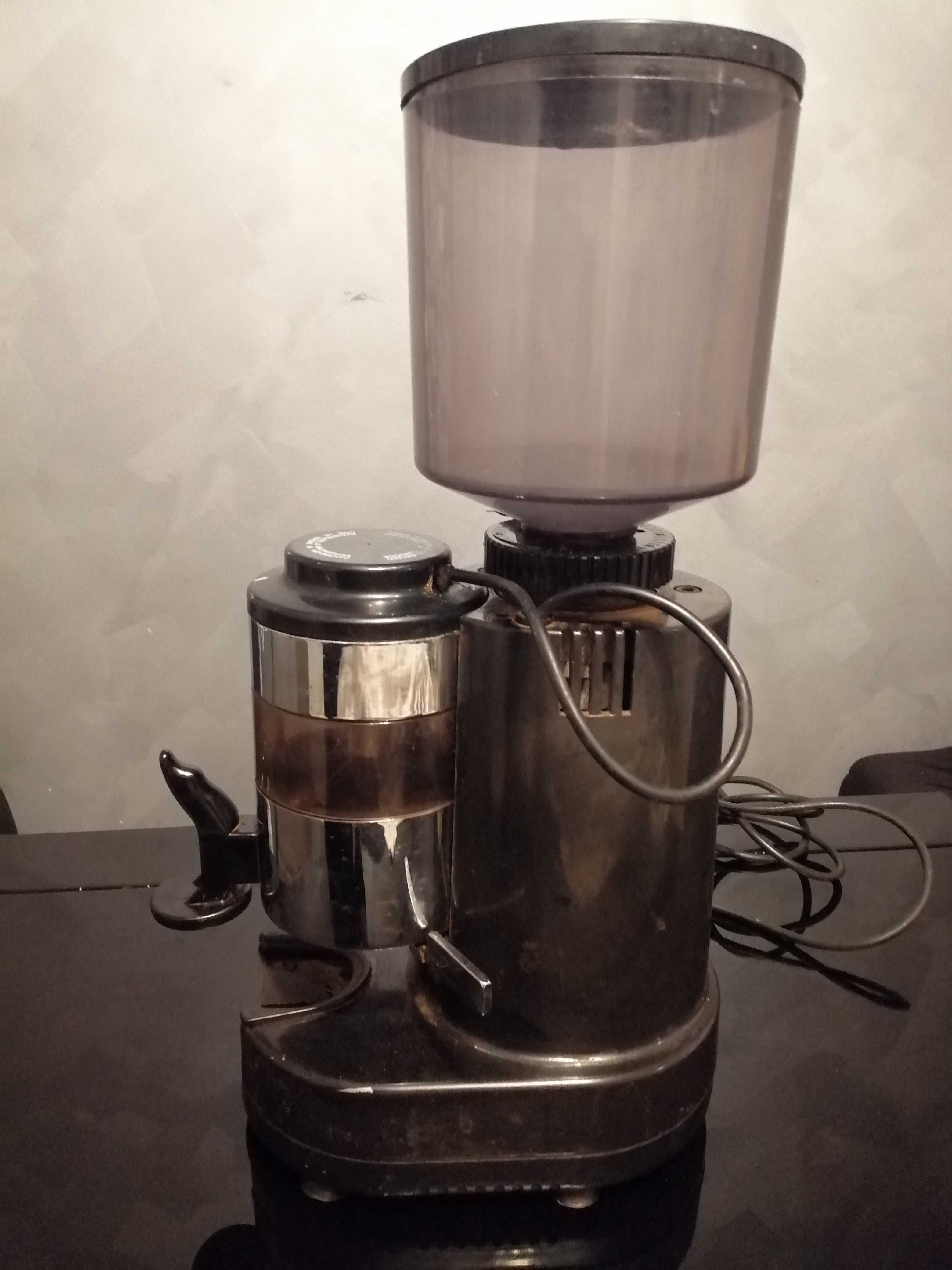 Mașina profesionala de măcinat cafeaua