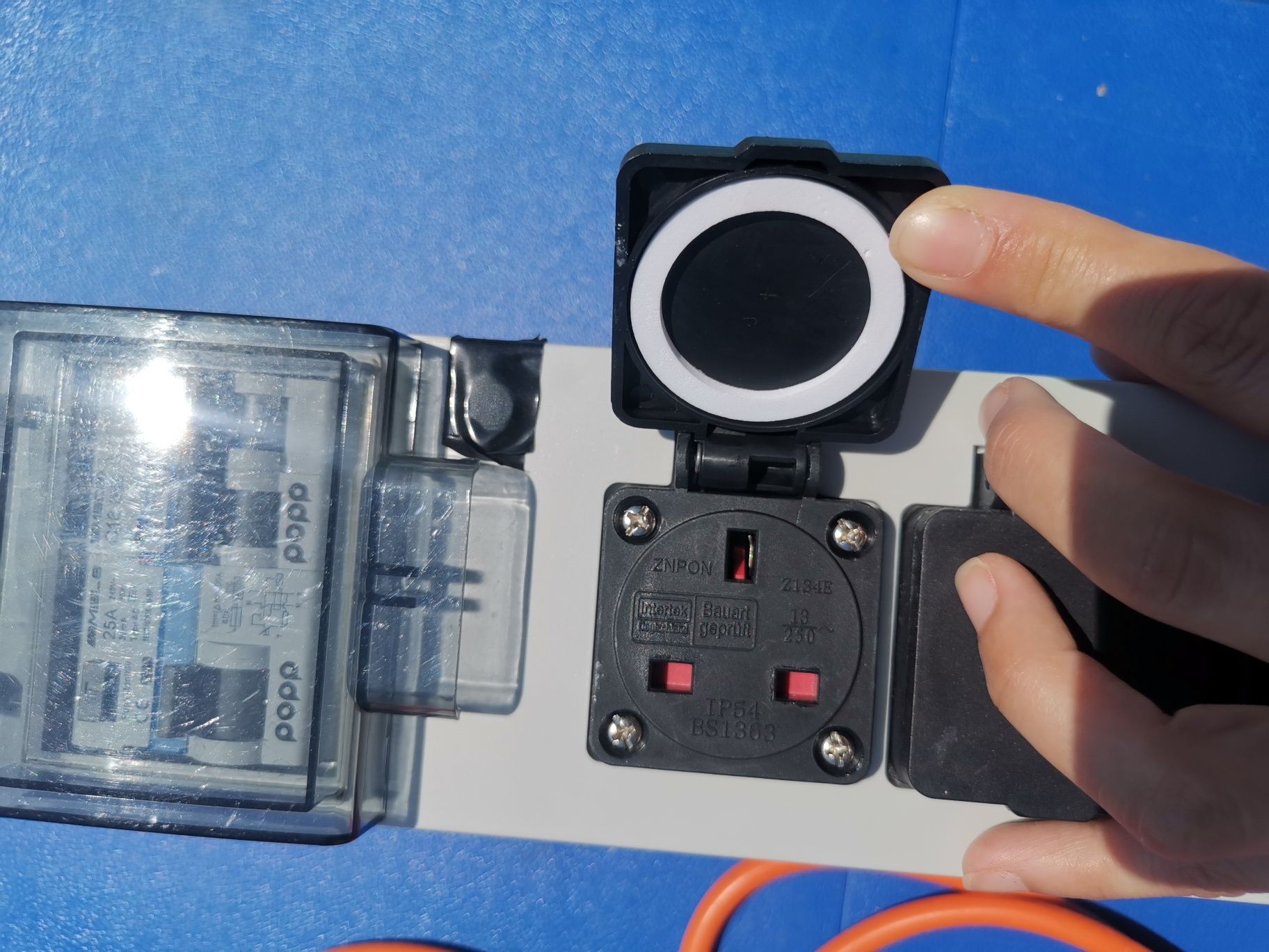 Разклонител с предпазител / 2 USB входа