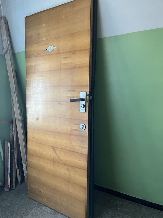 Продам деревянную дверь б/у