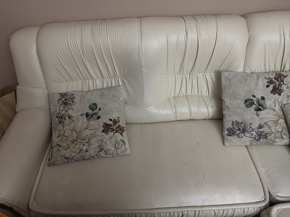 Бял Г - образен кожен диван