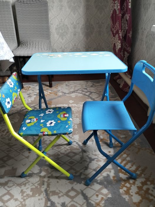 Детский стол со стульями