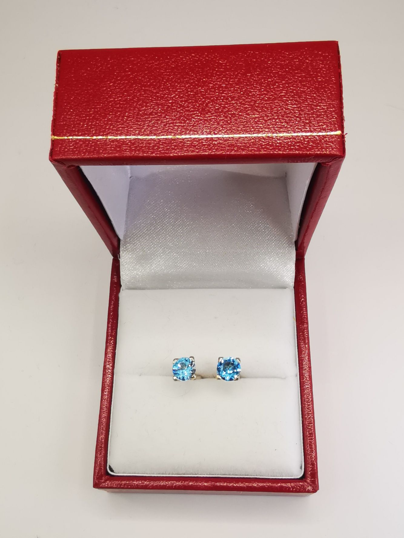 Cercei aur alb 14k stud punto luce cu Topaz Swiss blue natural