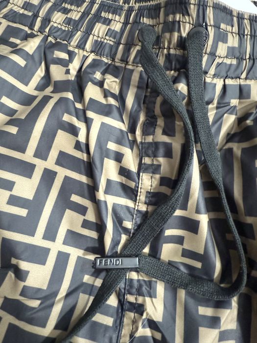 Sort de baie Fendi colectie noua vara 2025