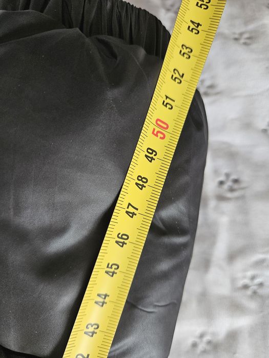 Късо черно дебело якенце.