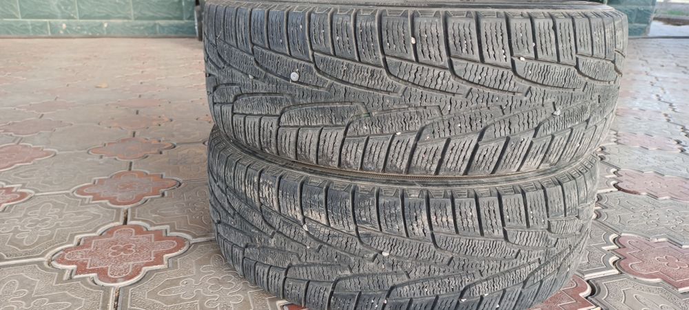 Зимняя резина есть по две штуки размер 215/65 R 16 ,205/55R16