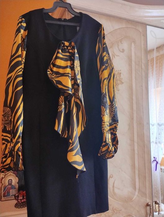 Rochie neagră cu jabou galben