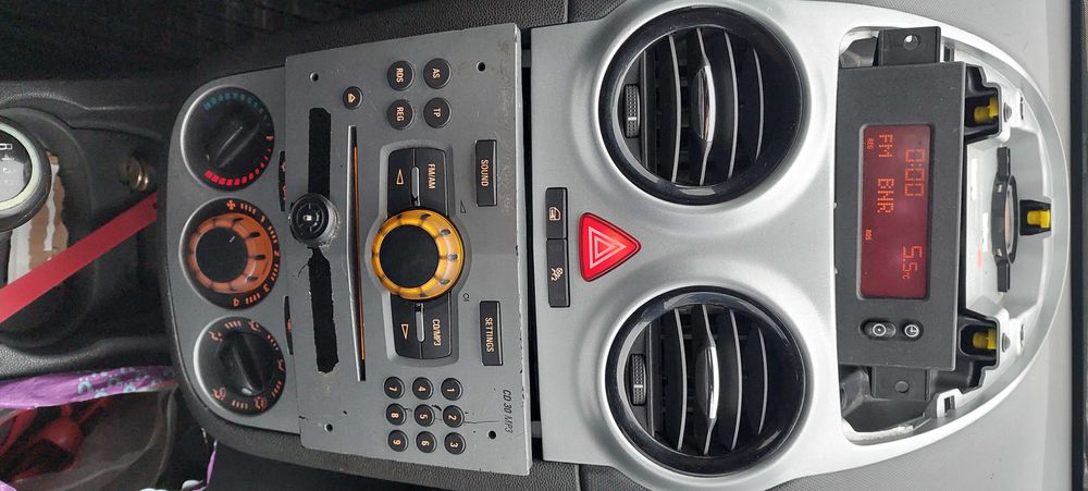 Opel Corsa волан,радио с USB/BT,адаптори, ключ светлини
