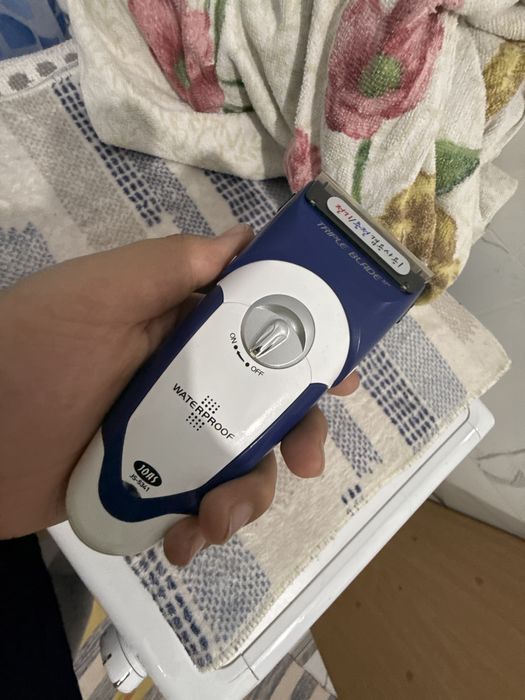 Бритва для усов нету зарядки бритва в идеальном состаяние johs компани